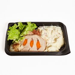 Carne Mechada con Puré y Cebolla